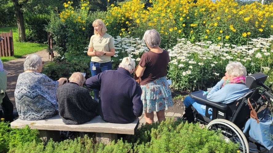 foto av en gruppe på omvisning i Botanisk hage