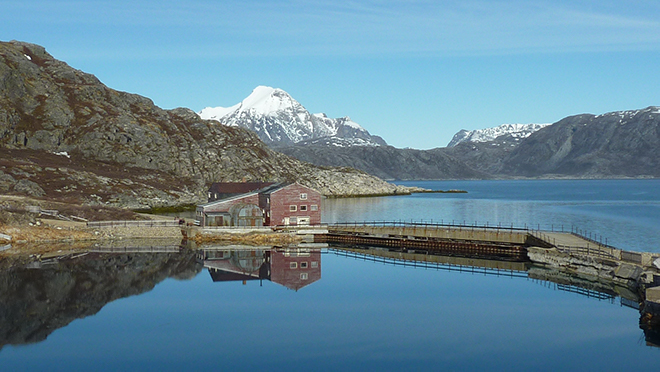 Bildet kan inneholde: Fjell, Fjellrike landformer, Refleksjon, Fjellkjede, Fjord.