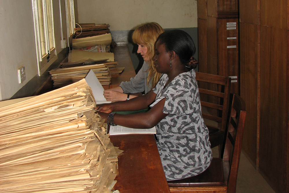 Arbeid med herbariebelegg i Uganda.