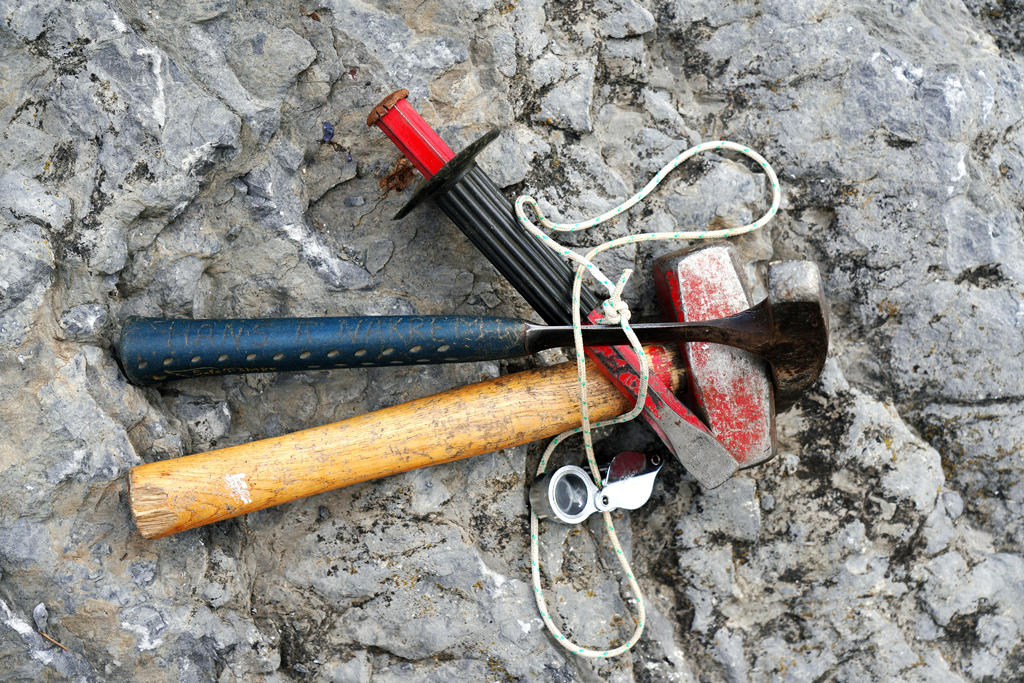 Geologisk feltarbeid er vanligvis basert på ganske enkelt utstyr. Hammer og meisel er det viktigste utstyret og brukes i dag på samme måte som gruvegeologer har brukt det i hundrevis av år. Lupe brukes når man skal lete etter små fossiler.