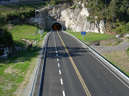 Vegbane med tunnel
