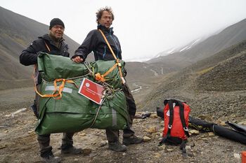 Gartnerne Andreas Løvold (t.v.) og Nils-Petter Bergersen, Botanisk hage, utstyrt for fossilekspedisjon til Longyearbreen, august 2016.&amp;#160;Foto: Axel W. Løvold / Kaspar F. Henmo