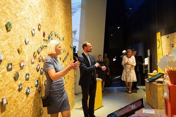 Leder av Klimahuset Brita Slettemark viser Kronprins Haakon rundt i utstillingene.&amp;#160;