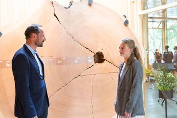 Kronprins Haakon i dialog med klimaaktivist Penelope Lea.&amp;#160;