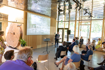 En glad og stolt investor og initiativtaker Jens Ulltveit-Moe holdt tale under åpningen av Klimahuset.&amp;#160;