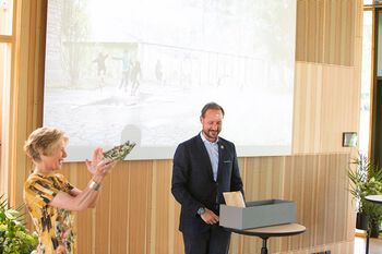 Kronprins Haakon åpnet formelt Klimahuset ved å så myrhatt-frø. Her med museumsdirektør Tone Lindheim.&amp;#160;