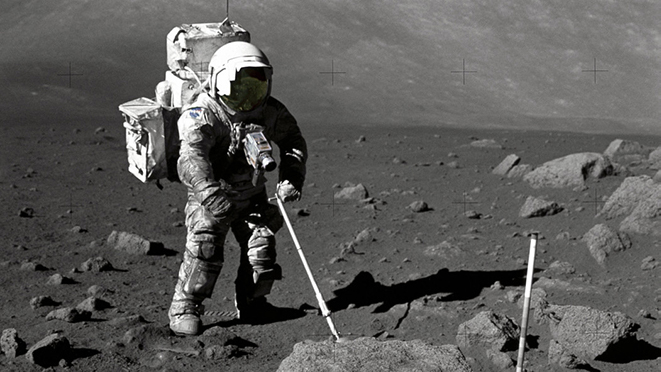 Astronaut Harrison Schmitt samler geologiske prøver på månen