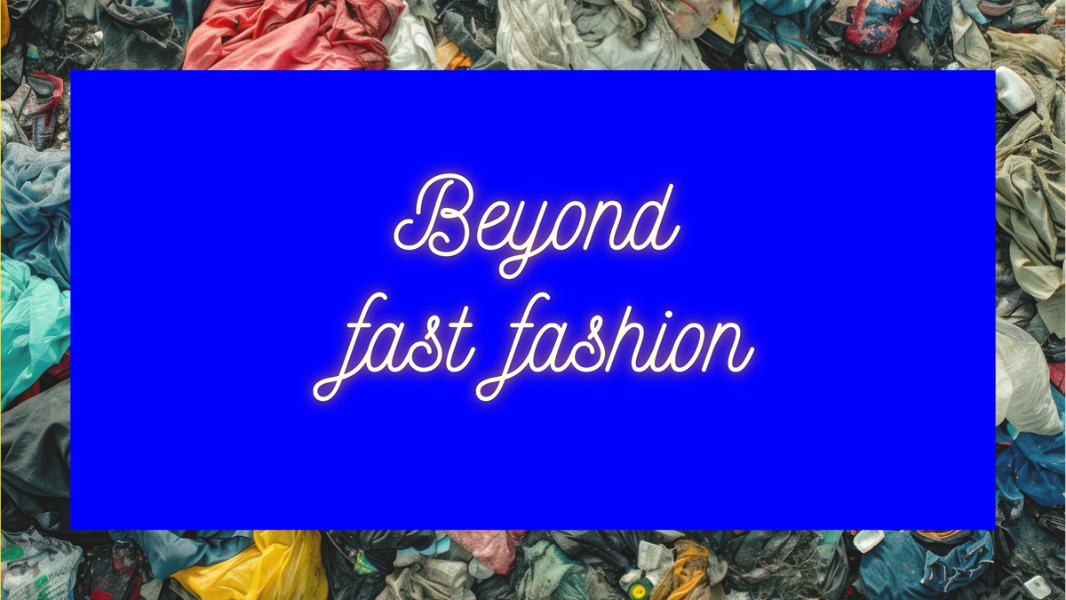 Blå plakat med teksten "Beyond fast fashion". I bakgrunnen er det et berg av klær. 