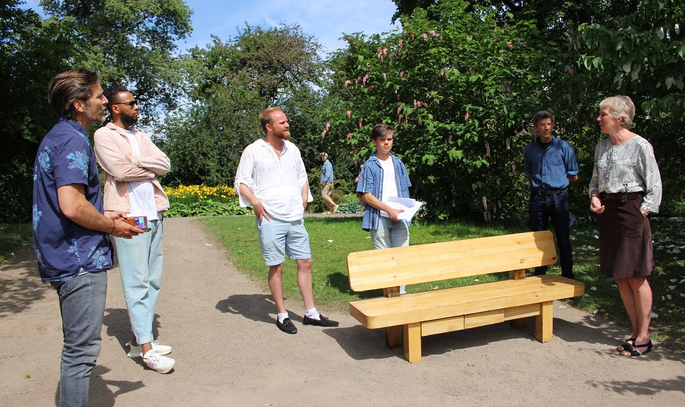 Diskusjon rundt Linné-benken etter dialogmøtet. 