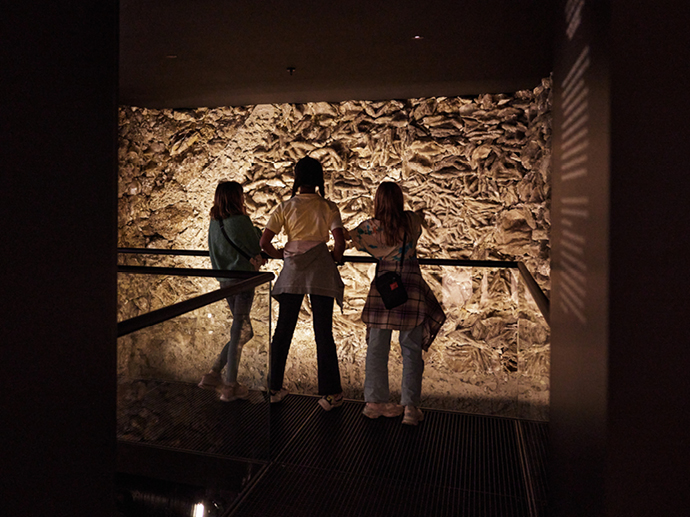 To personer ser inn i krystallgrotten.