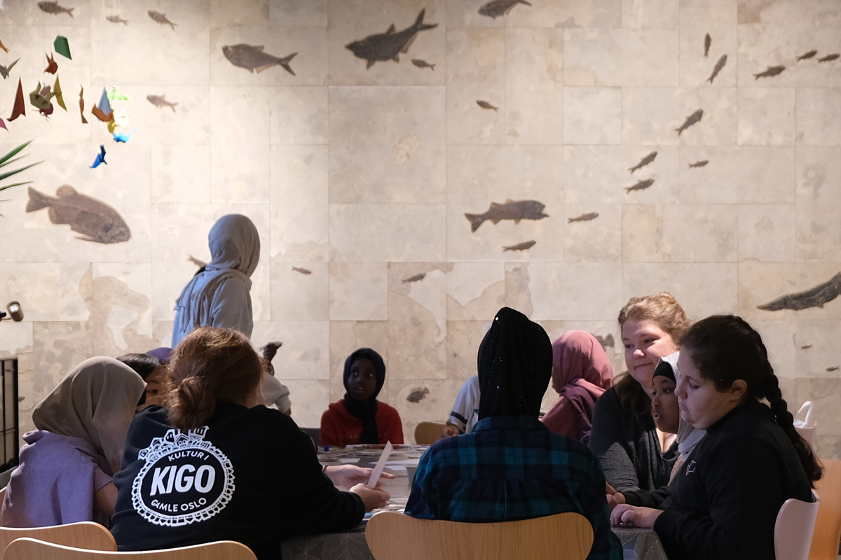 Fossilveggen befinner seg Naturhistorisk bibliotek, i kjelleren av de geologiske utstillingene. Her kan barn og unge delta på aktiviteter og fordype seg i et mangfoldig utvalg av bøker om natur og vitenskap.&amp;#160;