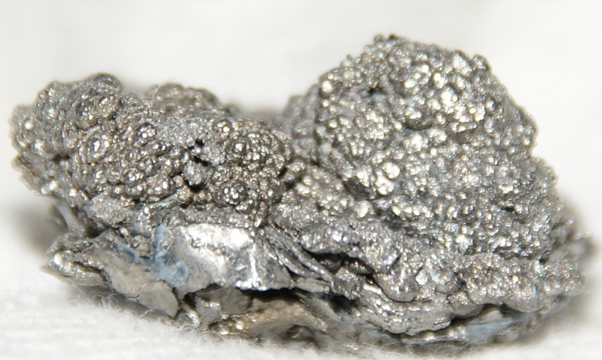 hafnium mineral i sølvfarge