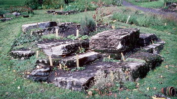 Bed med steinblokker og plantepinner (datering ukjent,&amp;#160;Museum for universitet- og vitenskapshistorie)