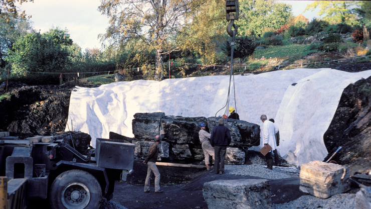 Store steinblokker skal heises opp i Fjellhagen med heisekran (datering ukjent, Museum for universitets- og vitenskapshistorie)