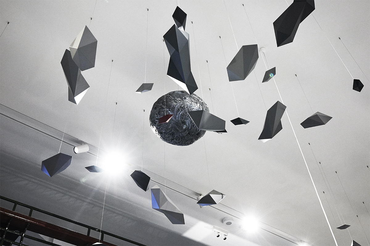 installasjon med modeller av asteroider hengende fra tak