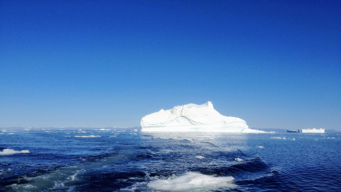 Bilde av is som flyter på havet i Arktis. 
