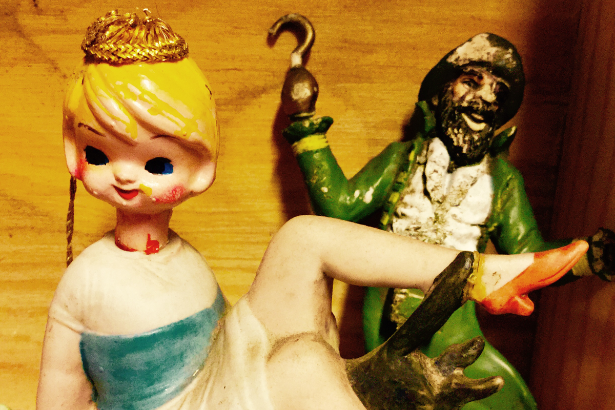 gamle porselensfigurer, prinsesse og pirat, i trekasse